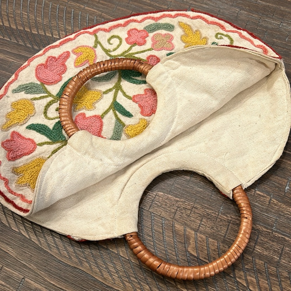 VINTAGE CREWEL EMBROIDERED PURSE WITH CANE WRAPPED HANDLES FLORAL FOLK HOBBO - Picture 6 of 8